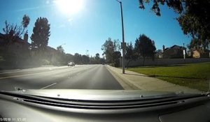 Un automobiliste s'arrête pour sauver un bébé qui joue au milieu de la route