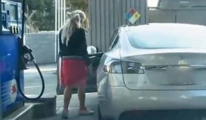 Cette femme veut mettre de l’essence dans... sa Tesla
