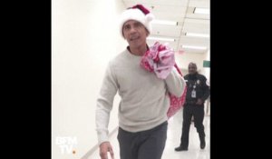 Bonnet sur la tête et cadeaux dans le dos, Obama s'improvise Père Noël pour des enfants malades