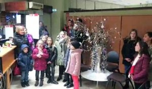 Chants de Noël dans les commerces de Pont-à-Mousson par la chorale Kidstarz de l'école de musique Charles Boquet.