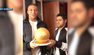 Jamel Debbouze remet un Ballon d’Or à Kylian Mbappé