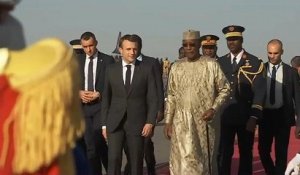 Emmanuel Macron rend visite aux militaires français au Tchad
