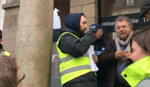 Les gilets jaunes à la mairie