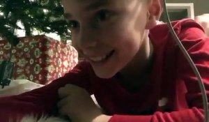 Ce gamin voulait filmer le Père Noël par surprise mais ce qu'il capture est tellement drôle