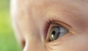 Couleur des yeux de bébé : quand est-on fixé ?