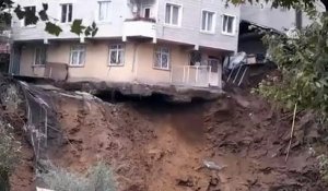 Un immeuble en équilibre dans la vide s'effondre suite à un glissement de terrain !