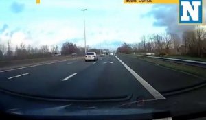 Un conducteur double sans regarder et provoque le pire sur l'autoroute