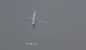 Ce Boeing décolle presque à la verticale