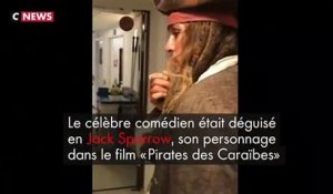 Johnny Depp, déguisé en Jack Sparrow, rend visite à l'Institut Curie
