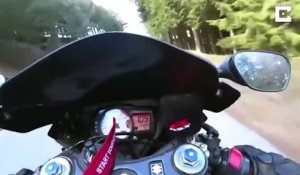 Ce motard prend la gamelle de sa vie dans un virage sur une route de montagne
