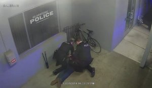 Un voleur stupide vole un vélo devant un commissariat de police