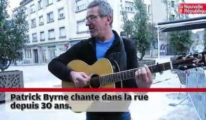 VIDEO.  A Poitiers, Patrick Byrne chante pour être  « libre »