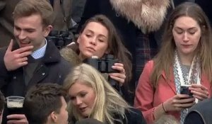 Elle fait semblant de regarder dans ses jumelles mais ce sont une bouteille d'alcool