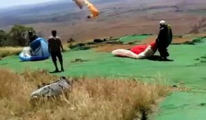 En parapente il se retrouve piégé dans un tourbillon de sable !