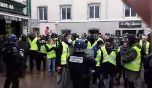 Manifestation régionale de Gilets Jaunes, gaz lacrymogènes rue Lormont à Epinal