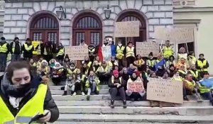 Des femmes "gilets jaunes" manifestent à Albertville