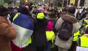Paris: des femmes "gilets jaunes" manifestent