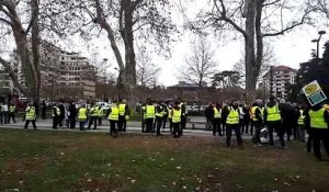 Des Gilets jaunes de Savoie et Haute Savoie unis dans un même rassemblement  à Annecy sur le Paquier au bord du lac