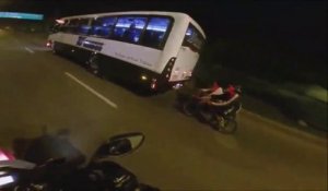 Un motard croise des riders en BMX accrochés à un bus!
