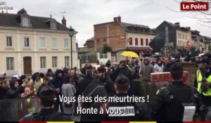 Tensions à Grand Bourgtheroulde en marge de la visite d'Emmanuel Macron