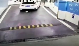 Il réussi à bloquer sa voiture dans un parking souterrain