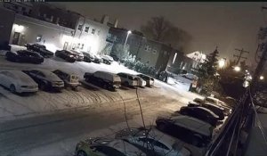 Le conducteur d'un pick-up s'amuse à détruire des véhicules sur un parking enneigé