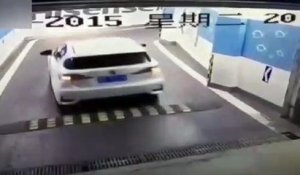 Un automobiliste se retrouve curieusement coincé dans un parking