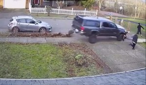 Un conducteur essaye de renverser 3 jeunes qui marchent dans la rue