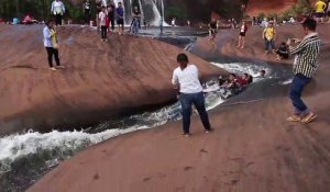 Incroyable : ils se lancent dans un toboggan aquatique naturel !