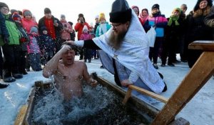 Russie : plongeon dans l'eau glacée pour l'Épiphanie