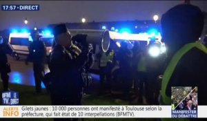 Tensions près des Champs-Élysées où les forces de l'ordre bloquent les gilets jaunes
