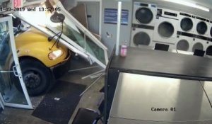 Un bus scolaire s'encastre violemment dans une laverie