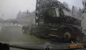 Ce camion bloqué sur un passage à niveau se fait détruire au passage du train