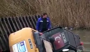 Un employé fait une grosse boulette avec une excavatrice amphibie dans une rivière