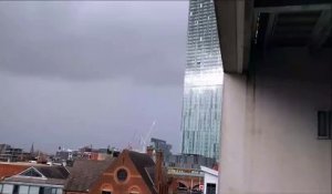 Ecoutez le bruit du vent sur la plus haute tour de Manchester... Son terrifiant