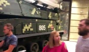 Un véhicule blindé de l'armée s'écrase contre un bâtiment de Kiev