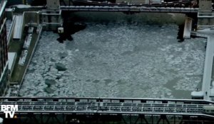 À Chicago, le froid recouvre de glace la rivière qui traverse la ville