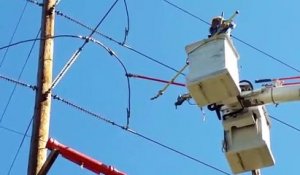 Cet ouvrier échappe à un arc électrique de plus de 100.000 volts... Electricien chanceux