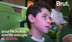 Au Brésil, une mère de famille commente un match de foot pour son fils aveugle