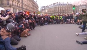 Des gilets jaunes entament un sitting place de la République à Paris