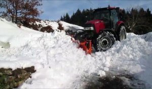 Champis : le village enseveli sous des murs de neige