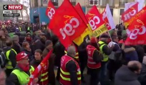 Paris : une manifestation rouge et jaune