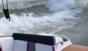 Ce kayakiste sur un lac prend la vague entre 2 bateaux... Dingue