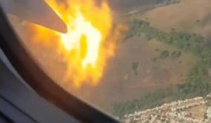 Un avion vole avec un réacteur en feu