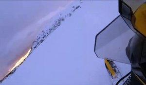 Un skieur arrive bien trop vite sur la bosse et se prend la gamelle de sa vie