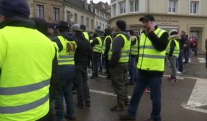 Des gilets jaunes attendent Emmanuel Macron à Autun, en Saône-et-Loire