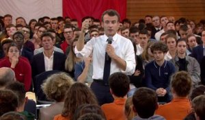 RIC ou référendum ? Emmanuel Macron plaide, lui, pour "plus de délibération"