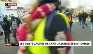 Regardez les images des manifestants qui ont tenté de pénétrer dans l'Assemblée Nationale peu après 13h provoquant une vive réaction des forces de l'ordre