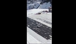 Ce pilote d'avion rate son atterrissage et fini dans la neige à Courchevel