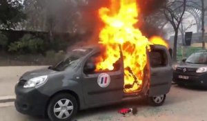 Une voiture Vigipirate incendiée à Paris lors de l'acte 13 des Gilets Jaunes